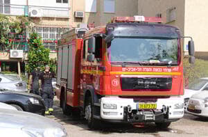 כבאית מגיעה ל זירת שריפה