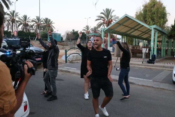 הפגנה נגד מעודה כשנכנסה לכלא נווה תרצה, ספטמבר 2021 (צילום: שאול גולן) כרמל מעודה נכנסת לכלא נווה תרצה