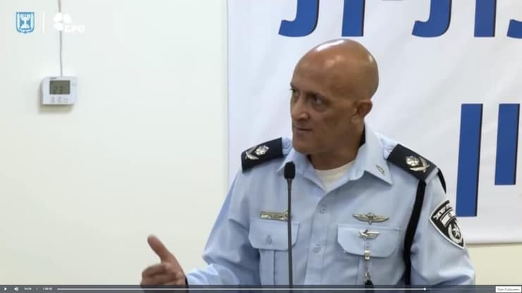 ניצב (בדימוס) אלון אריה. ''ברגע שרואים ניידות בכבישים מיד משתנה ההתנהגות'' (צילום: לע"מ) ניצב אלון אריה ראש אגף התנועה במשטרה בדיון בהר מירון
