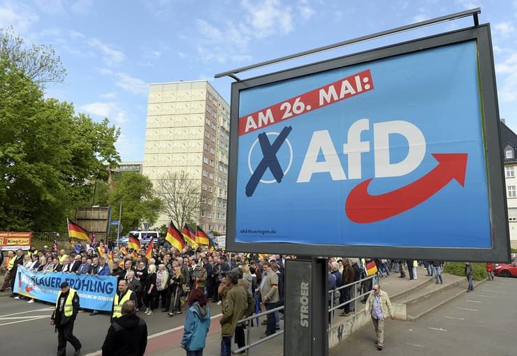 צעדת תמיכה ב-AfD. ממשלת מדינת המחוז: "גם מועמדים ירוקים וסוציאל-דמוקרטים הלכו לעולמם" (צילום: AP) צעדת תמיכה ב-AfD