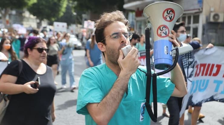 המתמחים המפגינים חומסים רחובות בתל אביב