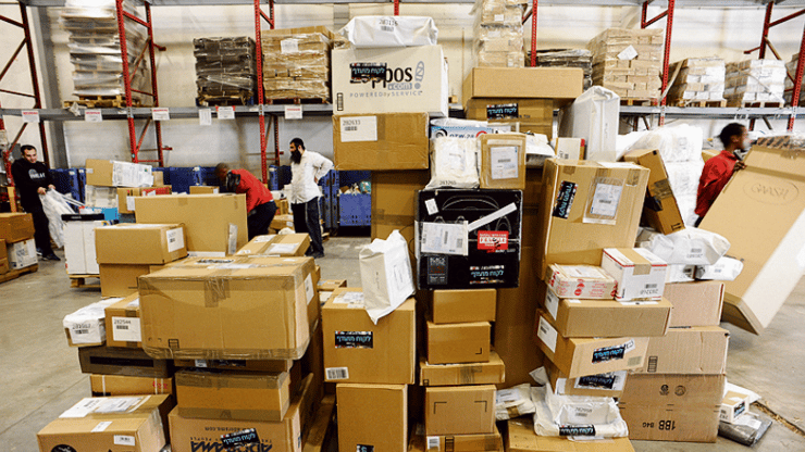 חבילות ב מחסן משלוחים של דואר ישראל ב נתבג