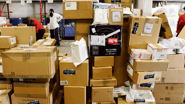 חבילות ב מחסן משלוחים של דואר ישראל ב נתבג