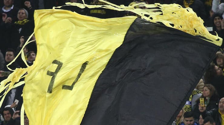 דגל למה פמיליה ביציע אוהדי בית"ר