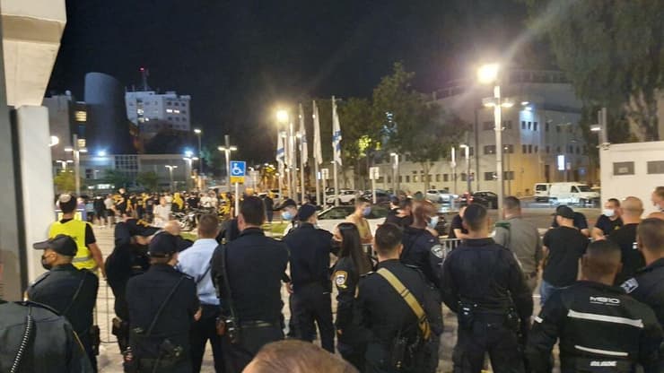אוהדי מכבי תל אביב מחוץ לבלומפילד