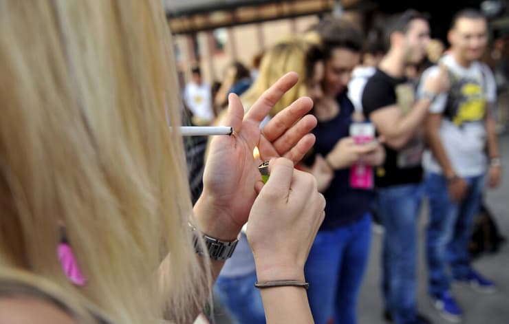 בני נוער מעשנים, אילוסטרציה