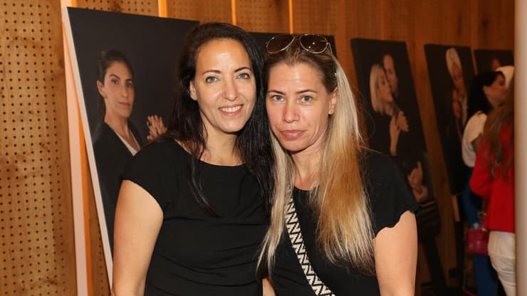 הגיסה אילאיל קרן, לצד להיא לפיד (צילום: רפי דלויה ) ליהי לפיד ואחותה אילאיל קרן