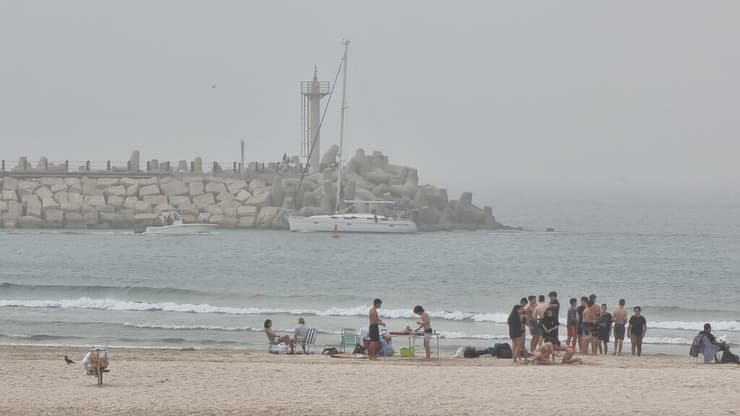 אובך כבד בחוף הנכים בהרצליה