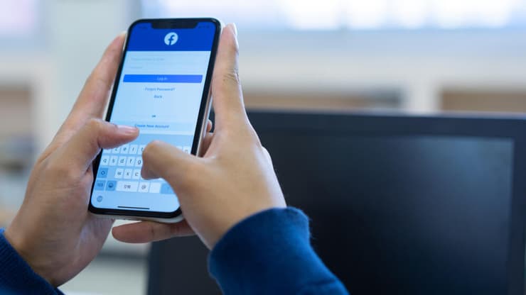 שימוש בסלולר. לקוחות קיימים יקבלו זיכוי בחשבונית (צילום: Shutterstock) גלישה בפייסבוק