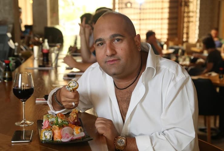 ברק אברמוב באחד מסניפי ג'פניקה (צילום: צביקה טישלר) ברק אברמוב באחד מסניפי ג'פניקה