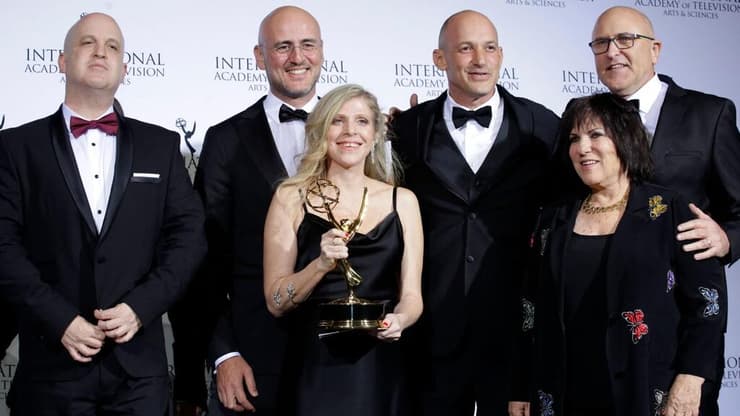 שולה שפיגל (מימין) עם יוצרי טהרן ופרס האמי הבינלאומי (צילום: AFP) יוצרי טהרן עם פרס האמי הבינלאומי