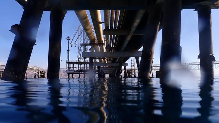 העמודים של המזח