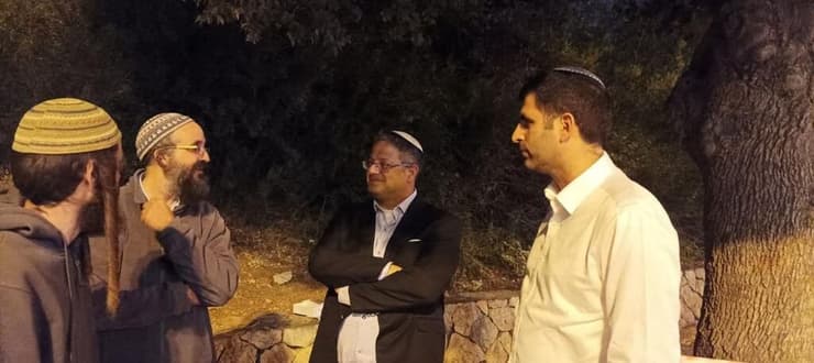 אלישע ירד לצד השרים איתמר בן גביר ושלמה קרעי (צילום: אלישע ירד) איתמר בן גביר ושלמה קרעי הגיעו לתמוך במפגינים