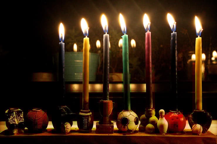 נרות חנוכה. הרפורמה ההלניסטית ופרשת הגימנסיון קדמו למרד החשמונאים (צילום: Lisa Maree Williams / Getty Images) נרות חנוכה בסידני, אוסטרליה