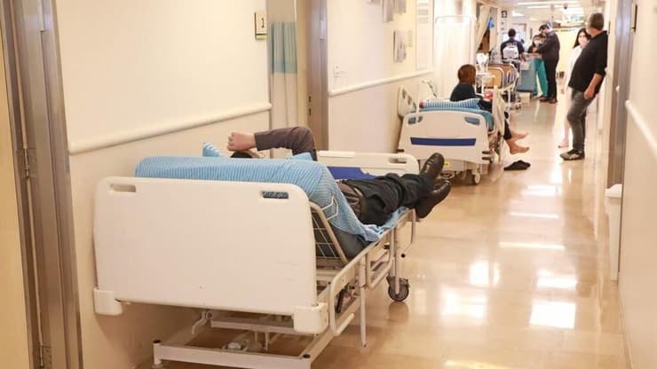 המחלקות הפנימיות בישראל עמוסות מאוד, ולעתים בתי החולים נדרשים לאשפז מטופלים במסדרונות. ארכיון (צילום: דנה קופל) תל השומר