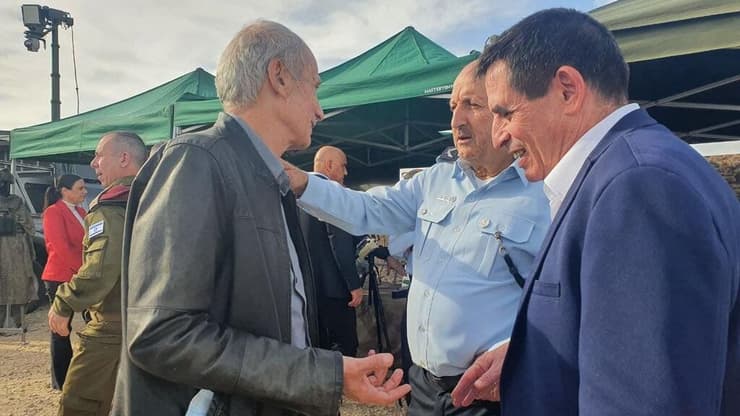 סגלוביץ' (מימין) כסגן השר לביטחון פנים, בביקור ברהט יואב סגלוביץ, עמר בר לב וניצב ג'מאל חכרוש בנקודת התצפית על רהט לקראת ביקור נפתלי בנט