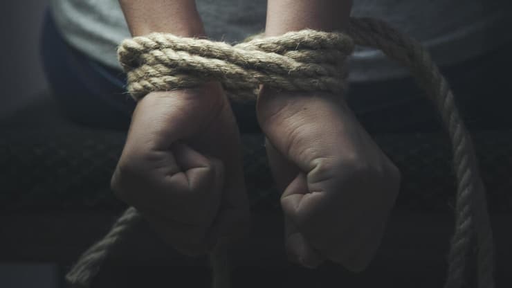 אחד השודדים אמר: "תן לי להוציא אותך מזה בחיים"