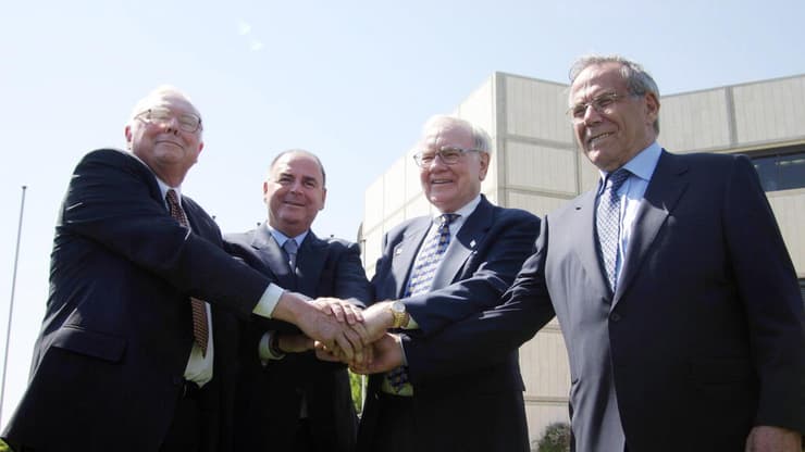 איתן ורטהיימר עם אביו סטף ורטהיימר, וורן באפט והשותף שלו