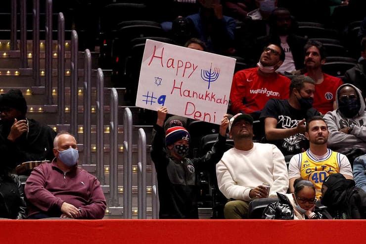 אוהדים מברכים את אבדיה לרגל חנוכה