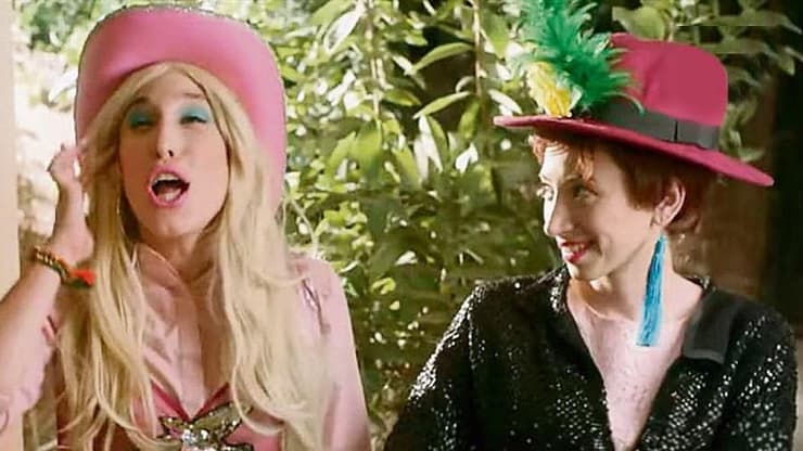 קאלט מאוחר. אושרית סרוסי וגיתית פישר, מתוך "זאת וזאתי" (צילום: מתוך הסדרה, ערוץ 13, רשת) גיתית פישר מתוך ‘זאת וזאתי'