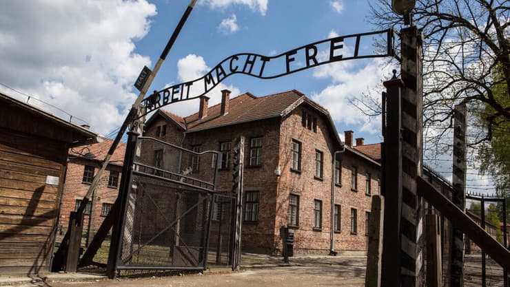 השלט "העבודה משחררת" בכניסה לאושוויץ (צילום: shutterstock) מחנה השמדה אושוויץ בירקנאו פולין שלט העבודה משחררת