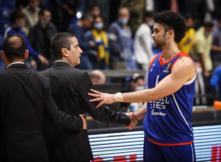 אמור לחזור לארץ, אבל לצד השני של הכביש. בראיינט (צילום: עוז מועלם) בראיינט וספרופולוס