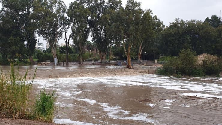 נחל הירקון עולה על גדותיו בסופה לפני ארבע שנים (באדיבות: רשות נחל הירקון) נחל הירקון בסופת כרמל
