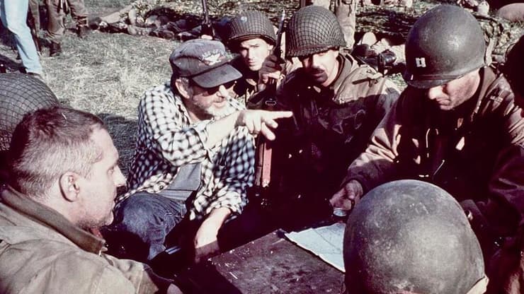 אחוות הבומרים. סטיבן ספילברג (במרכז) וטום הנקס (ימין), מתוך צילומי "להציל את טוראי ראיין" (צילום: GettyImages) להציל את טוראי ראיין
