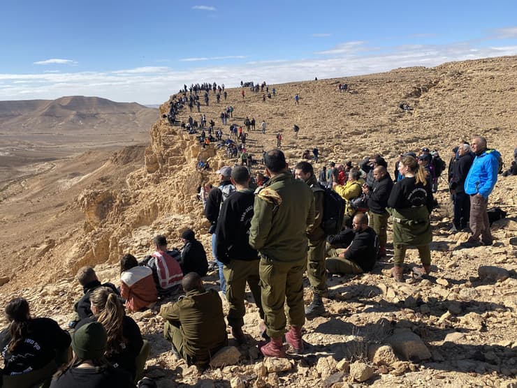 המונים צופים בסנה הבוער בשעה 12:00
