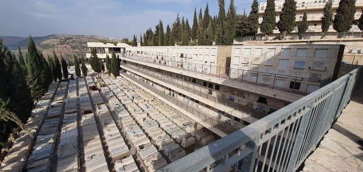 הקבורה הרוויה עדיין לא פופולרית. הר המנוחות בירושלים (צילום: אסף קמר) קבורה רוויה בהר המנוחות ירושלים