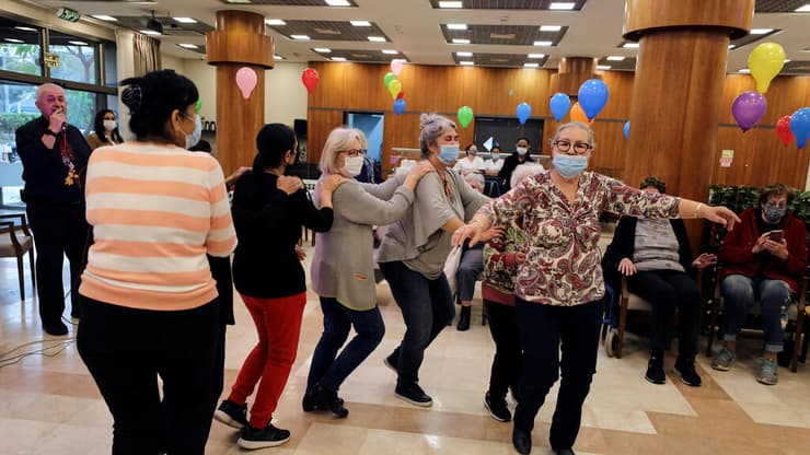 חוגגים את החיסון הרביעי בבית אבות בנתניה, בשבוע שעבר. "היעדר מדיניות יוצר חוסר אונים" (צילום: רויטרס) חוגגים בבית אבות בנתניה את החיסון הרביעי