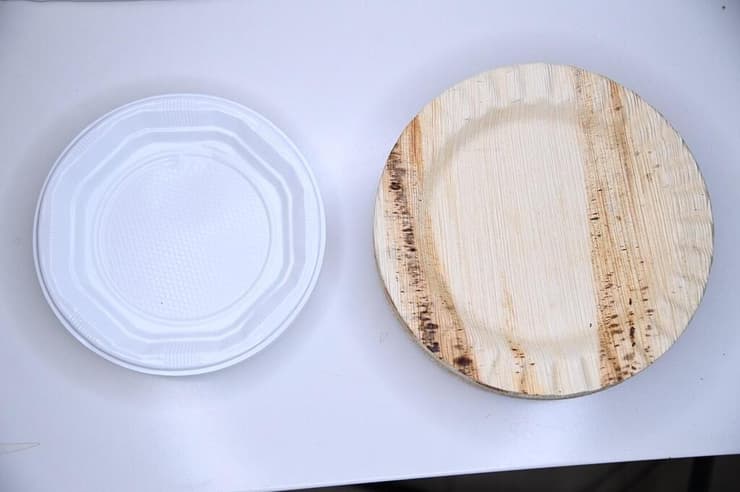 לא פלסטיק ולא מתכלה: אם אתם ממש רוצים איכות סביבה, עברו להשתמש ברב-פעמי (צילום: יאיר שגיא) השוואה בין כלים חד פעמיים מתכלים לכלים חד פעמיים מפלסטיק