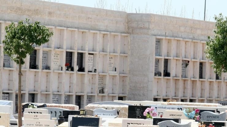 קבורת קומות וחלקות שדה בבית עלמין ירקון (צילום: תומריקו) קבורת קומות וחלקות שדה בבית עלמין ירקון