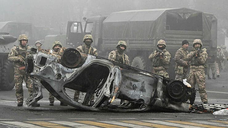 אנשי כוחות ביטחון במהלך מהומות הפגנות מחאה ב קזחסטן בעיר אלמטי 