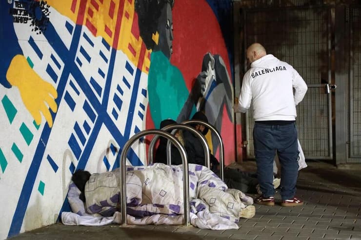 מחלקים שקיות מאפים לדרי רחוב