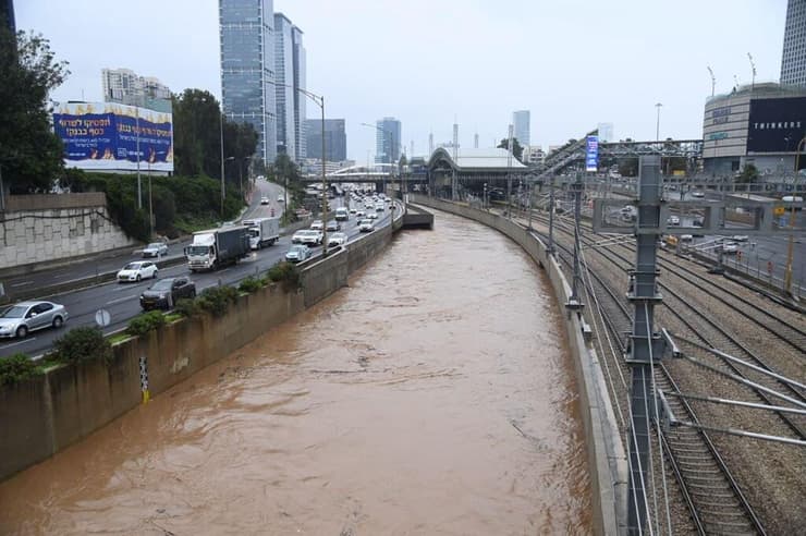 זרימה חזקה בנתיבי איילון בינואר 2022 (צילום: יאיר שגיא ) הצפות בנתיבי איילון