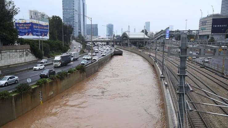 הצפות בנחל איילון, 2022 (צילום: יאיר שגיא) הצפות בנתיבי איילון