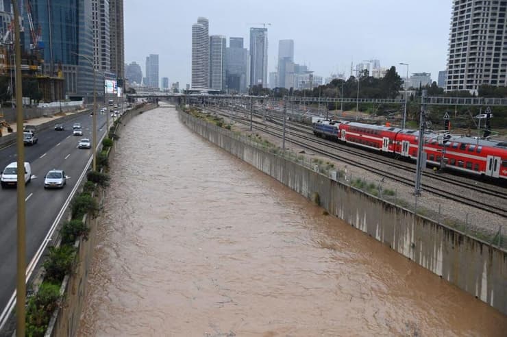 הצפות בנתיבי איילון (צילום: יאיר שגיא ) הצפות בנתיבי איילון