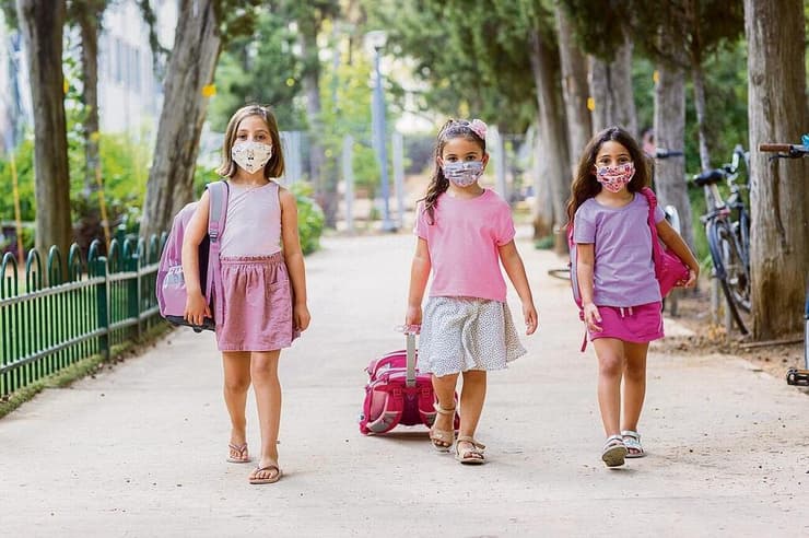 תלמידות עם מסכות