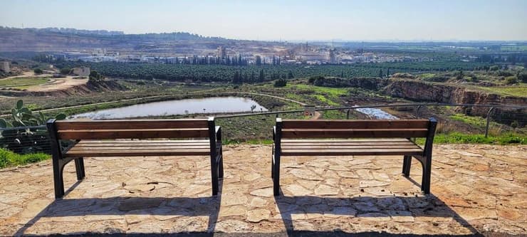 תצפית מונגשת מלמעלה אל אזור בריכות החורף בגן הלאומי מגדל צדק