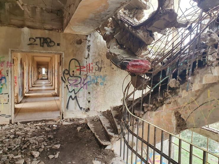 סיור בבניין החזית הסורית