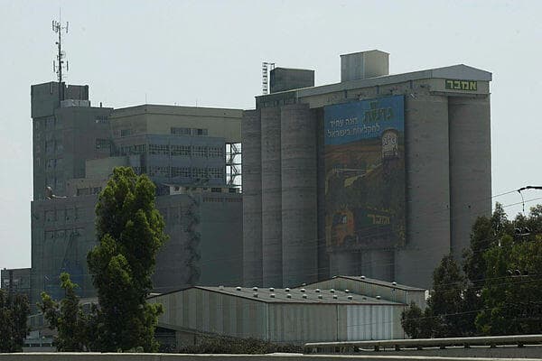 מפעלי גרנות בגן שמואל (צילום: עמית שעל) מפעלי גרנות בגן שמואל
