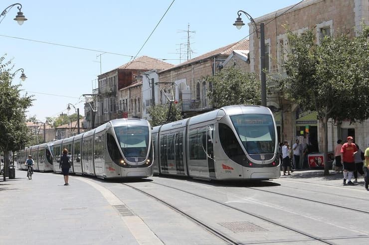 הרכבת הקלה נוסעת ברחובות ירושלים