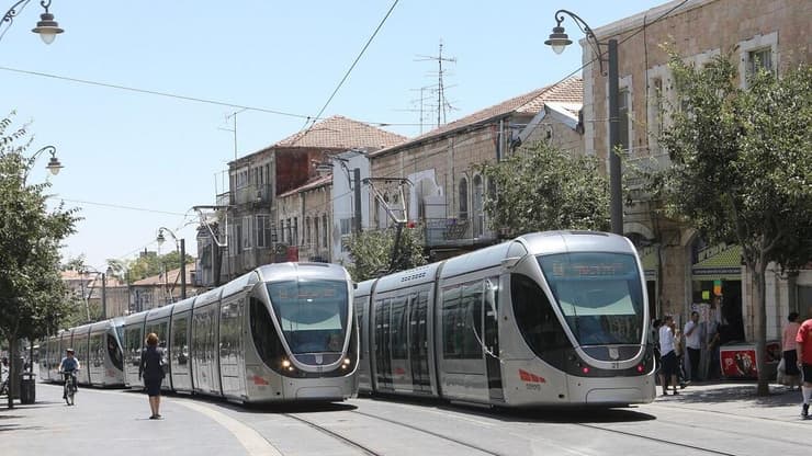 הרכבת הקלה בירושלים (צילום: אלכס קולומויסקי) הרכבת הקלה נוסעת ברחובות ירושלים
