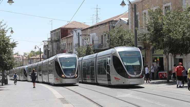 הרכבת הקלה נוסעת ברחובות ירושלים