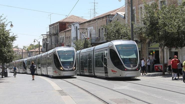 הרכבת הקלה נוסעת ברחובות ירושלים