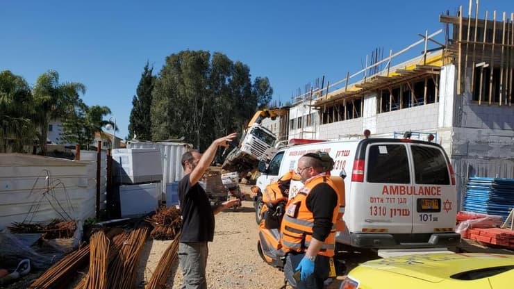 "היחס של תאונות הבנייה הקטלניות בישראל גבוה בכ-50% ממדינות מערביות אחרות". תאונה באתר בנייה (צילום: איחוד הצלה) זירת התאונה