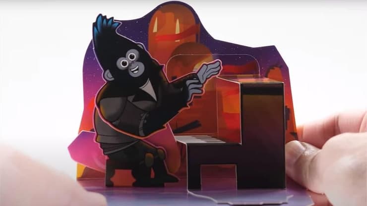 ג'וני הגורילה - מנייר (צילום: מתוך יוטיוב) כבר לא מפלסטיק. הצעצועים החדשים של מקדונלד'ס מנייר