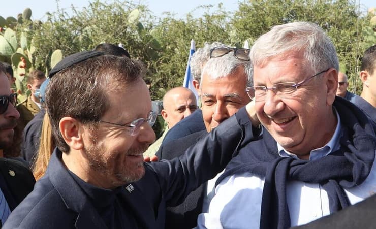 נשיא המדינה יצחק הרצוג ויעקב ברדוגו באזכרה לאריאל שרון