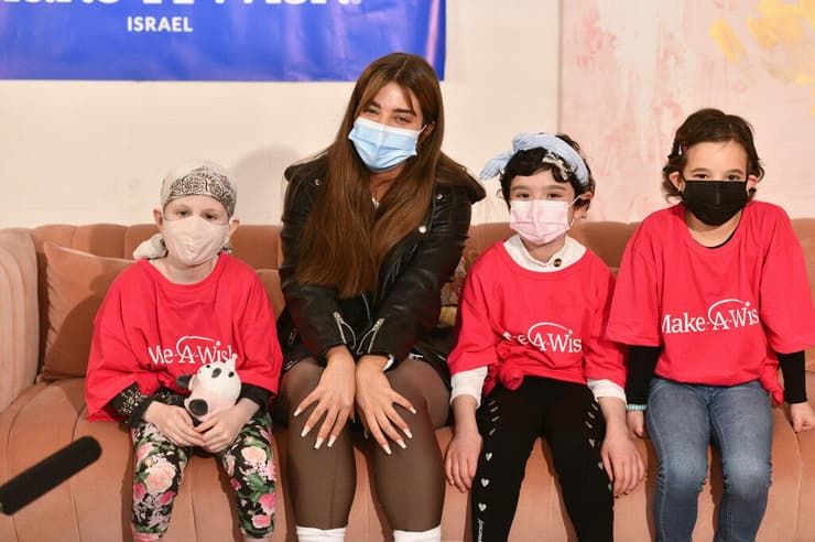 נועה קירל תורמת בגדים